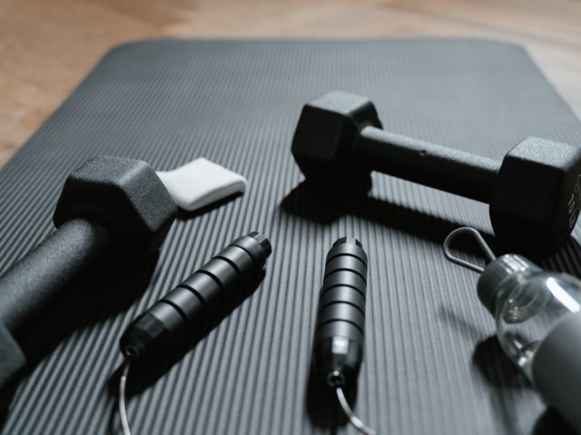 Bandes élastiques ou poids libres pour l’entraînement à domicile